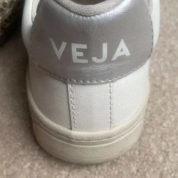 Veja URCA CWL White Silver Sneakers Women’s Size 9, Retail $135 - Picture 4 of 8